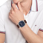 Tommy Hilfiger herreur 43mm blå skive & brun skinnreim